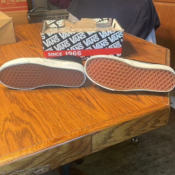 Vans chukka boot shoes in black/white, men’s 4.5, women’s six. New with box. - Picture 5 of 11